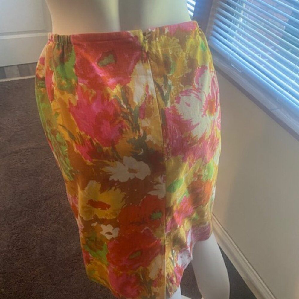 Talbots Floral Watercolor lined Pencil skirt, size 16W - Picture 2 of 4